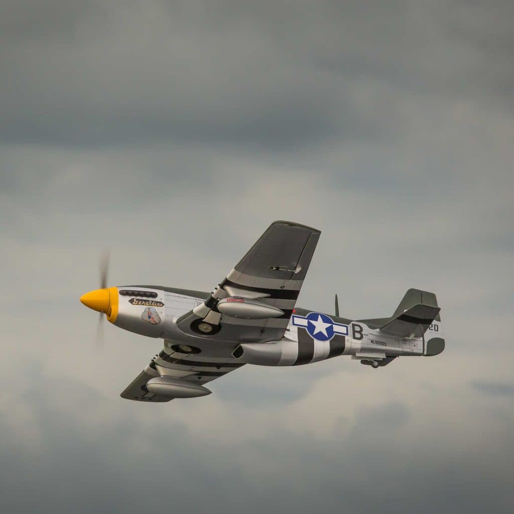 AVIÃO HANGAR P-51D MUSTANG 20CC ARF 69.5" con RETRÁTIL HAN2820BR