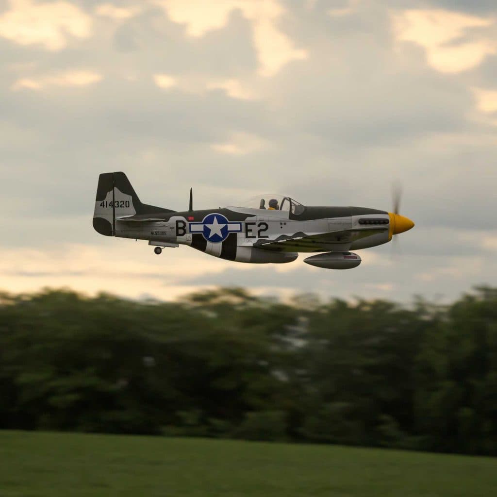 AVIÃO HANGAR P-51D MUSTANG 20CC ARF 69.5" con RETRÁTIL HAN2820BR