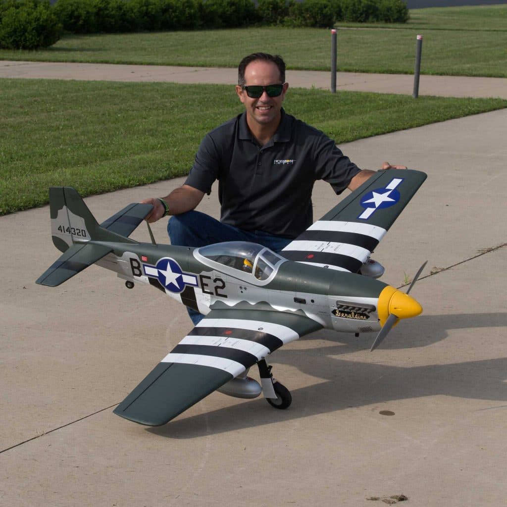 AVIÃO HANGAR P-51D MUSTANG 20CC ARF 69.5" con RETRÁTIL HAN2820BR