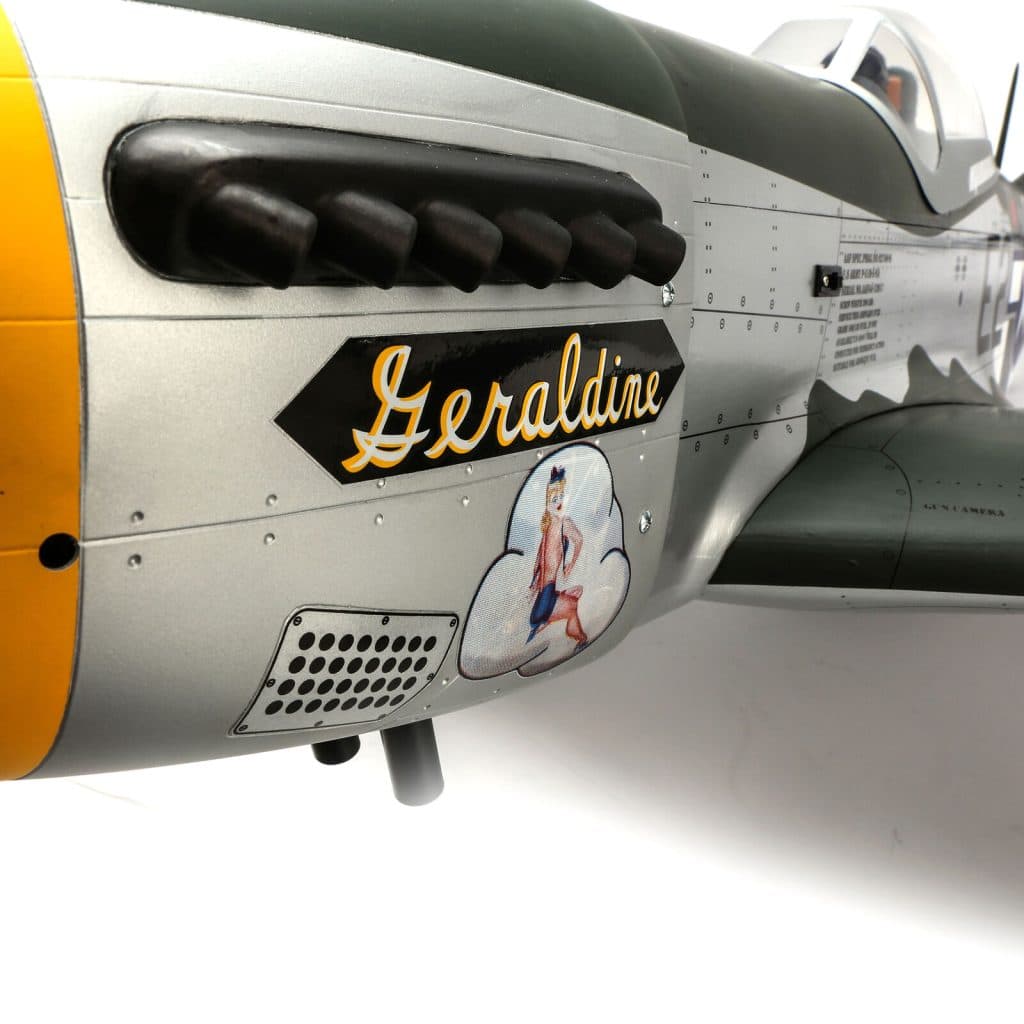 AVIÃO HANGAR P-51D MUSTANG 20CC ARF 69.5" con RETRÁTIL HAN2820BR