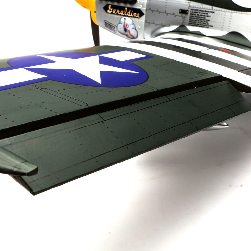 AVIÃO HANGAR P-51D MUSTANG 20CC ARF 69.5" con RETRÁTIL HAN2820BR