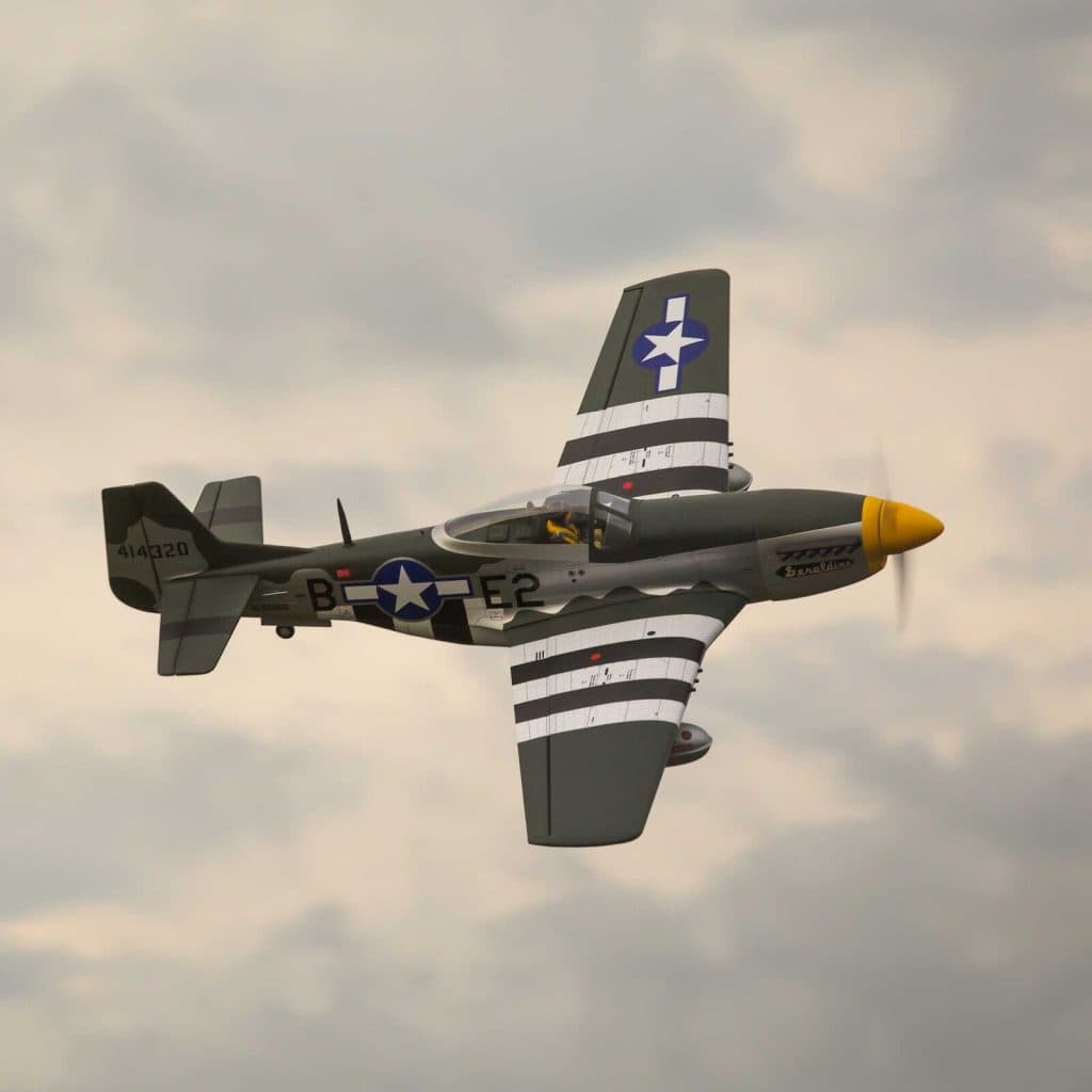 AVIÃO HANGAR P-51D MUSTANG 20CC ARF 69.5" con RETRÁTIL HAN2820BR