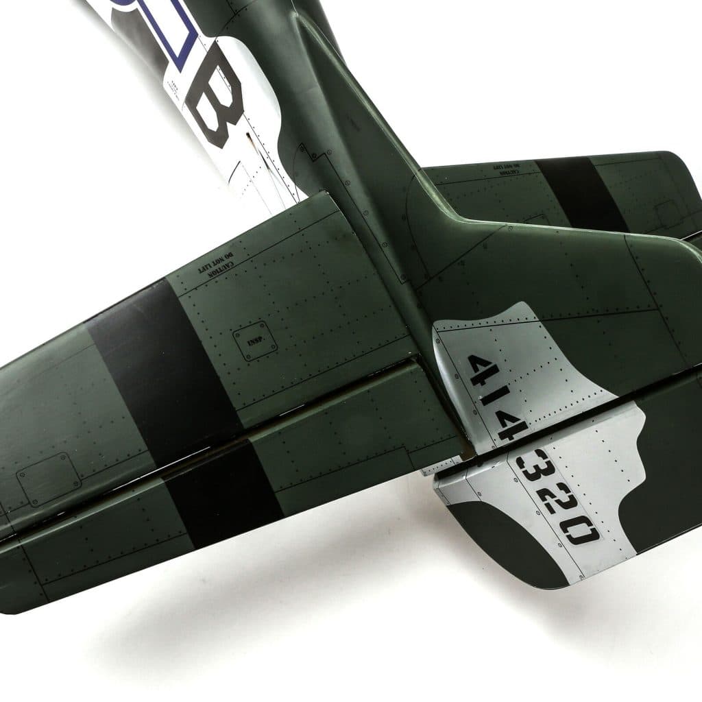 AVIÃO HANGAR P-51D MUSTANG 20CC ARF 69.5" con RETRÁTIL HAN2820BR