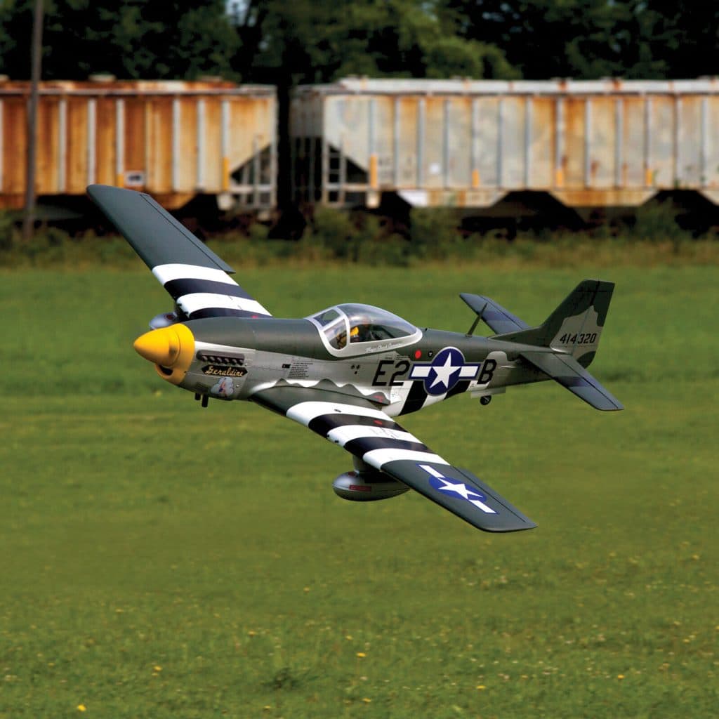 AVIÃO HANGAR P-51D MUSTANG 20CC ARF 69.5" con RETRÁTIL HAN2820BR