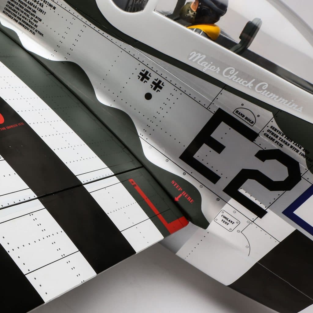 AVIÃO HANGAR P-51D MUSTANG 20CC ARF 69.5" con RETRÁTIL HAN2820BR