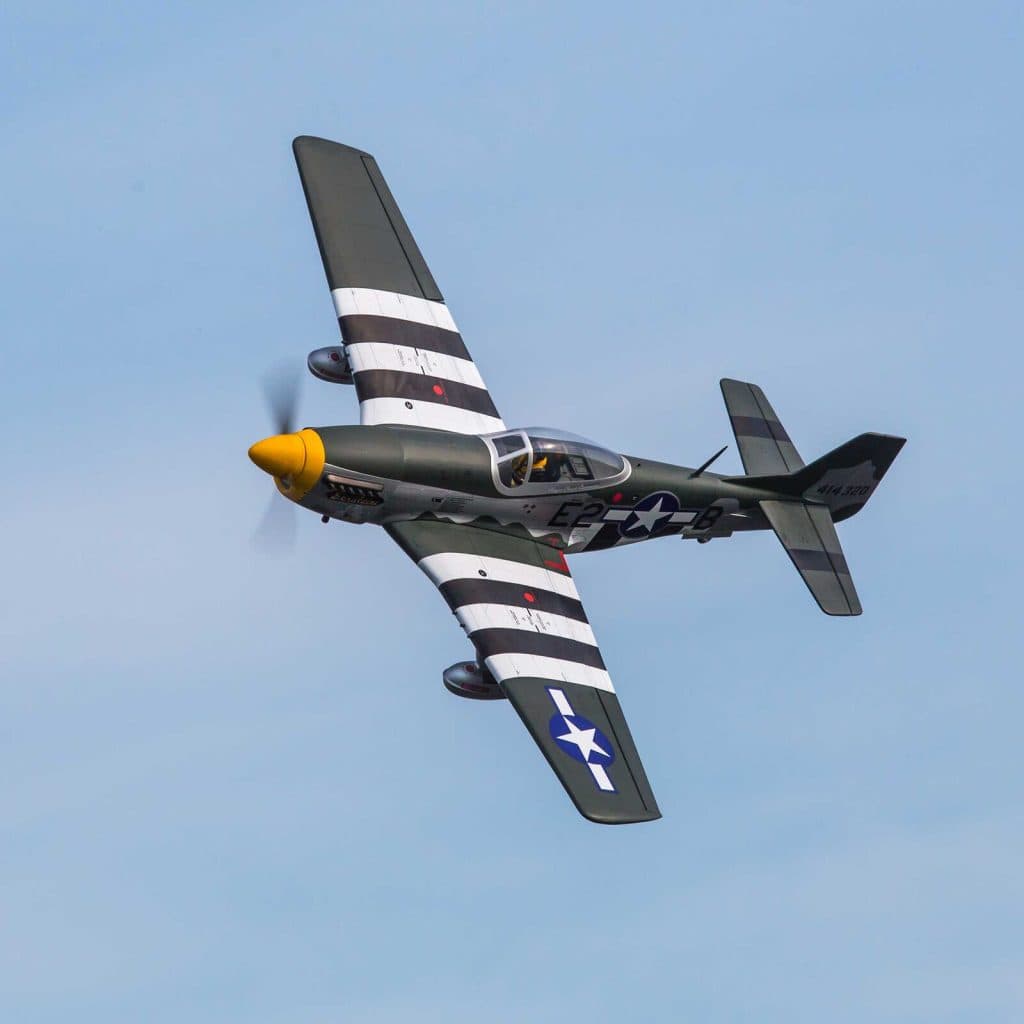AVIÃO HANGAR P-51D MUSTANG 20CC ARF 69.5" con RETRÁTIL HAN2820BR