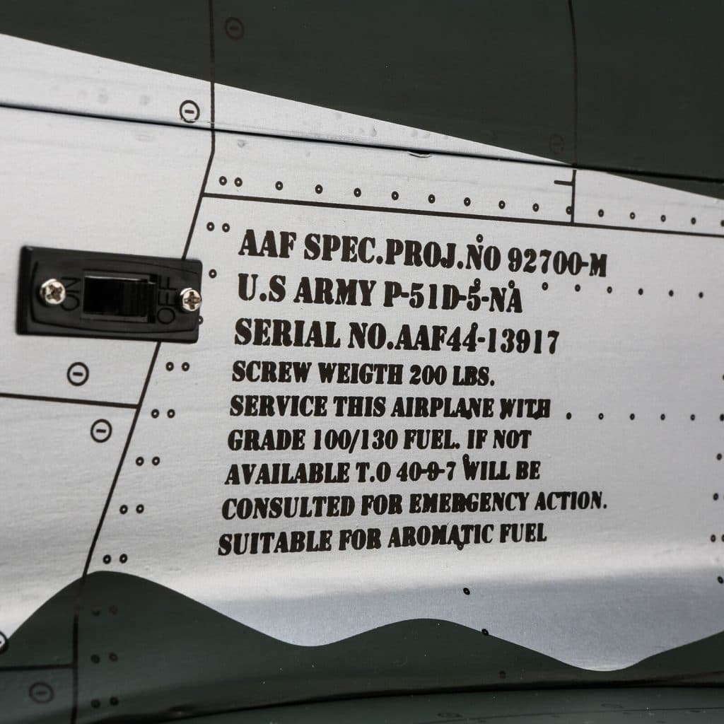AVIÃO HANGAR P-51D MUSTANG 20CC ARF 69.5" con RETRÁTIL HAN2820BR