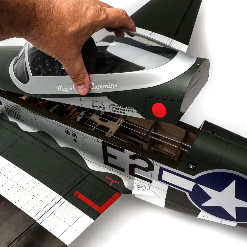 AVIÃO HANGAR P-51D MUSTANG 20CC ARF 69.5" con RETRÁTIL HAN2820BR