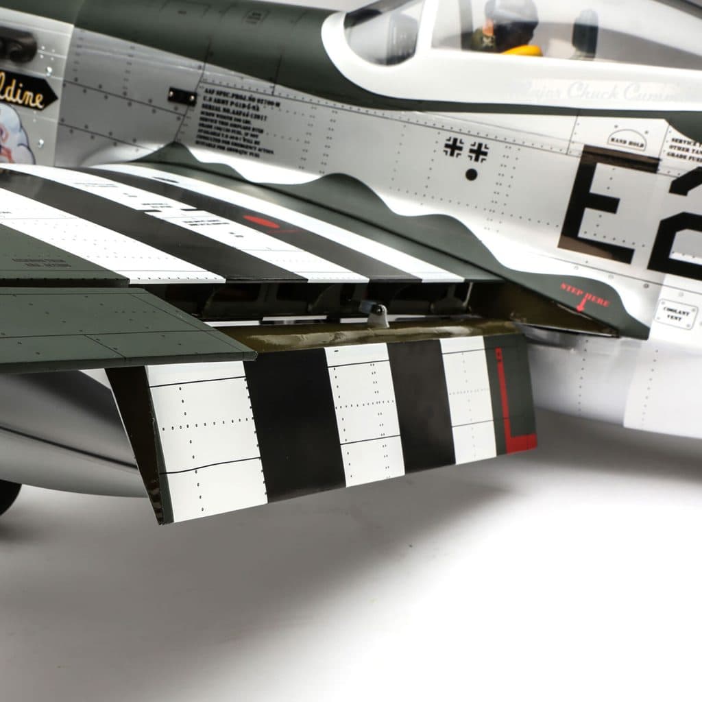AVIÃO HANGAR P-51D MUSTANG 20CC ARF 69.5" con RETRÁTIL HAN2820BR