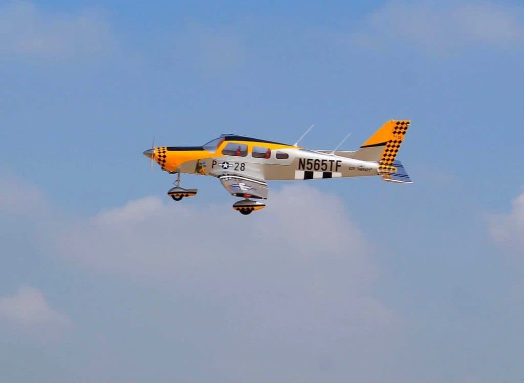AVIÃO SEAGULL PIPER CHEROKEE WARRIOR II P-51 87– ARF SILVER SEA424