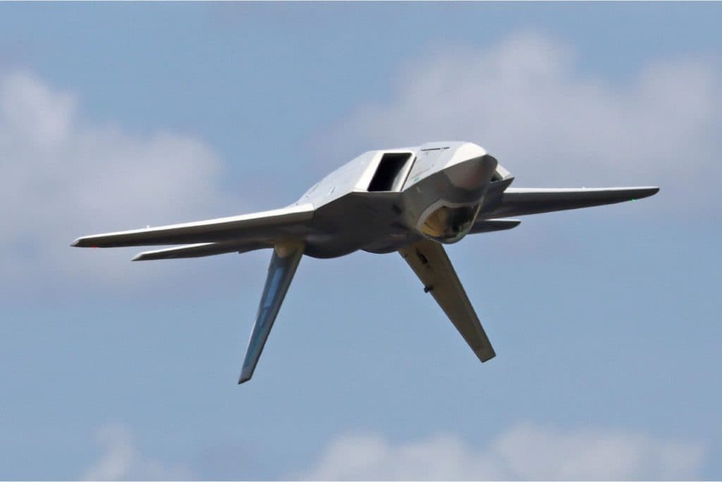 AVIÃO FW F-22 90 RAPTOR V2 8S EDF PNP FJ31335P